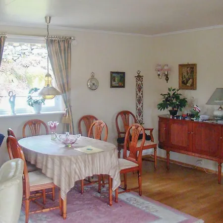 2 Bedroom Beautiful In Casa de Férias *